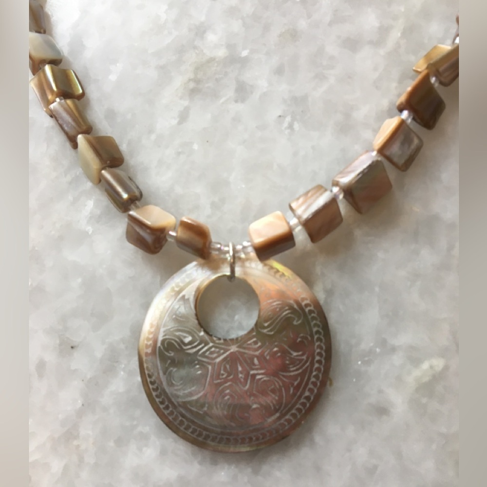 Elegant Beige Etched shell and beaded necklace and Shell anklet/bracelet 🐚🪸🌞🌼 - Picture 3 of 15